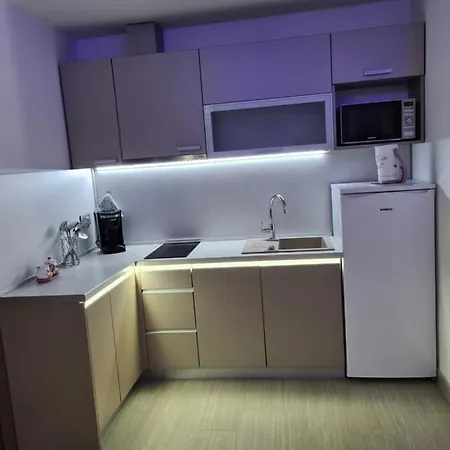Lorena - 100m To The Apartman