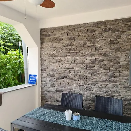 Apartman Lorena - 100m To The