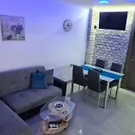 Apartment Lorena - 100m To The